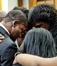 Family members embrace in a prayer circle with Levar
Stoney moments before he takes the oath of offi ce as Richmond’s
mayor. On Saturday, Dec. 31, the 35-year-old became the youngest
mayor in the city’s history.