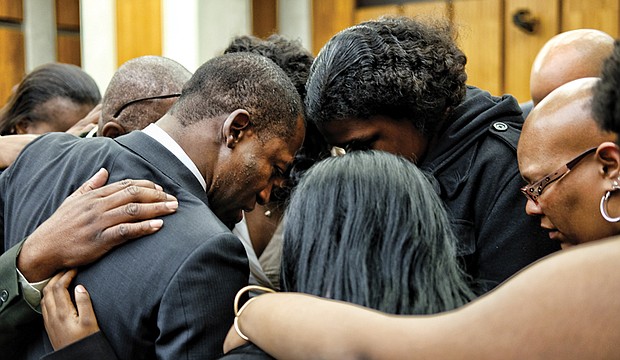 Family members embrace in a prayer circle with Levar
Stoney moments before he takes the oath of offi ce as Richmond’s
mayor. On Saturday, Dec. 31, the 35-year-old became the youngest
mayor in the city’s history.