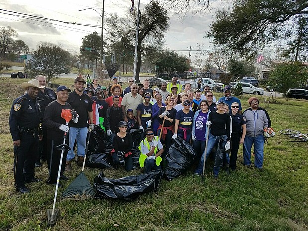 Harris County Commissioner Rodney Ellis, the commissioner’s wife, Licia Green-Ellis, Gaynell Drexler, and Woodrow W. Jones with volunteers
