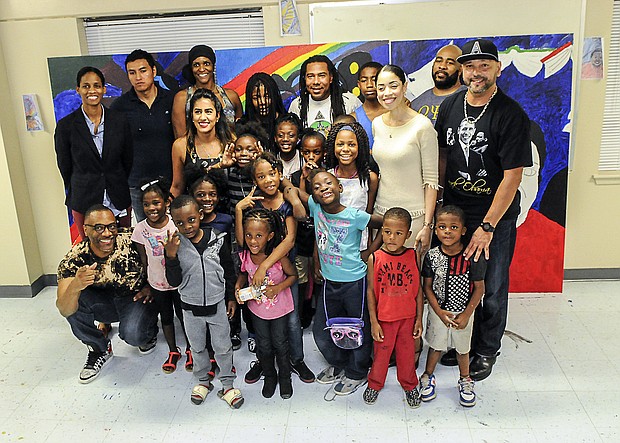 City Councilwoman Amanda Edwards, artist Reginald Adams, other artists, and youth of Cuney Homes