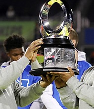 Jerome Bettis (L) and Ray Lewis pose with the tophy after the AFC defeated the NFC 20 to 13 during the NFL Pro Bowl at the Orlando Citrus Bowl on January 29, 2017 in Orlando, Florida. (Photo by Sam Greenwood/Getty Images)