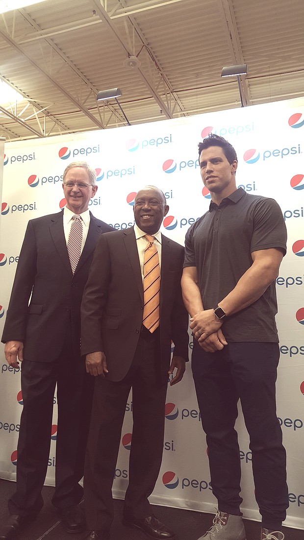 Hank Rush, President & CEO of Star of Hope Mission Mayor Sylvester Turner, Brian Cushing of the Houston Texans 