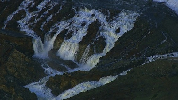 A massive crevasse that formed in a spillway at Northern California's Oroville Dam has spurred mass evacuations, with nearby residents …