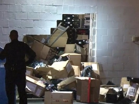 Police are looking for the suspects who stole merchandise during a smash-and-grab of a City Gear store in southeast Houston …