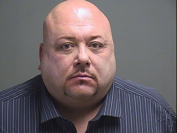 A triple-murder suspect jumped to his death from the fourth floor of an Ohio courthouse on Monday, in what police …