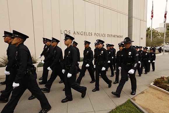 The Los Angeles Police Commission voted Tuesday to require officers to try, whenever possible, to defuse tense encounters before firing …