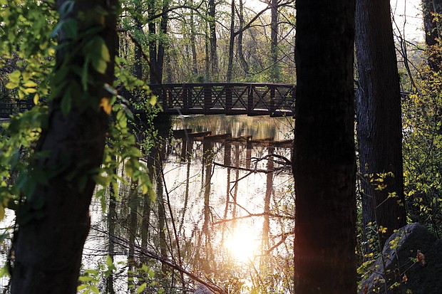 Pump House pedestrian bridge in the West End //