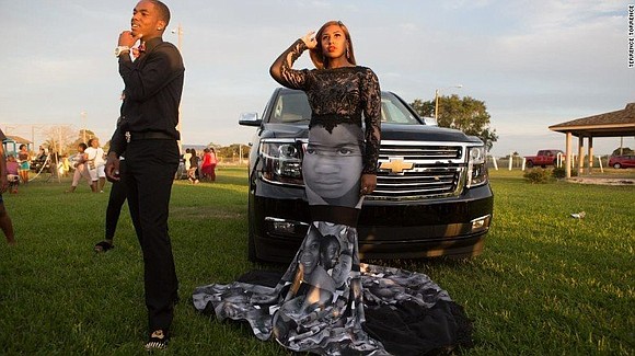 A Florida teenager wore a dress featuring pictures of Trayvon Martin, Sandra Bland, Michael Brown, and others to her high …