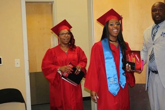 Michael Brown’s mother and sister, Lesley McSpadden (l) and Daysa Brown (r), graduate high school on same day (photo via tuko.co.ke)