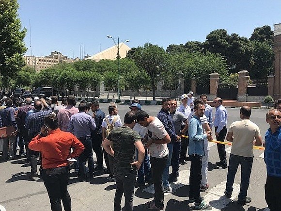 - Attackers have mounted simultaneous gun and suicide bomb assaults on Iran's parliament building and the tomb of the republic's …