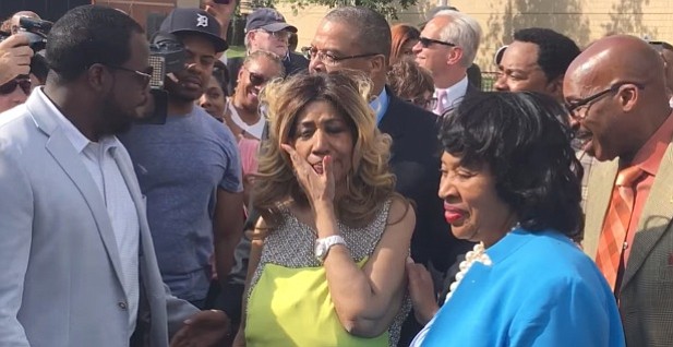 Aretha Franklin wipes away tears as she has street dedicated to her in hometown of Detroit (photo via huffingtonpost.com)