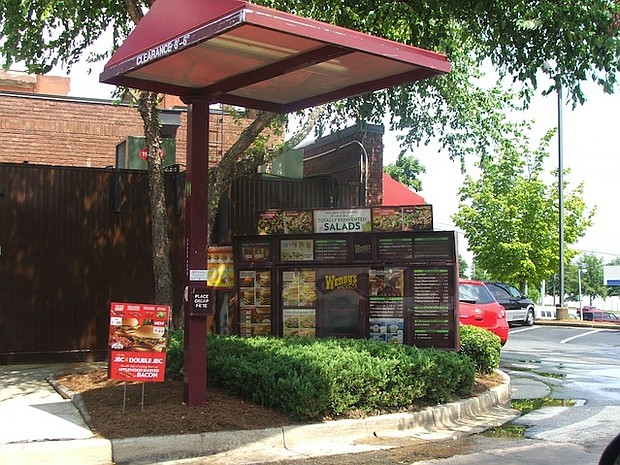 Ordering fast food can be tricky for people who are trying to eat healthfully, but it can be particularly challenging for vegetarians. Menus are often limited in vegetarian staples such as beans, lentils, whole grains and vegetables, but more and more restaurants are catering to meatless customers.