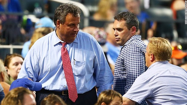 Chris Christie catches foul ball