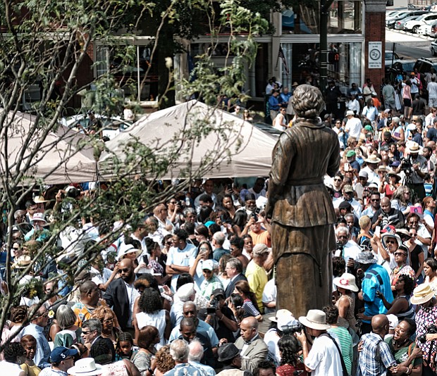 3. The jubilant crowd encircles the statue for a closer look and photos after the ceremony.
