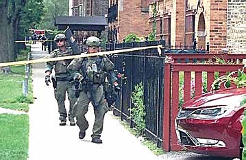 Chicago SWAT team responds to a mental health crisis in Rogers Park on Aug. 18, 2016. Photo Credit: Sarah Lazare