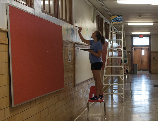 Fresh look for the new year //
Volunteers work to brighten the halls in the building that is more than 100 years old.