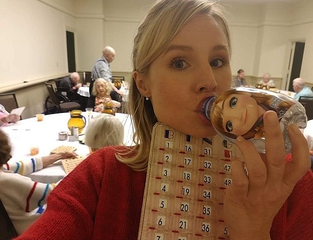 Kristen Bell was stuck in Florida over the weekend and helped brighten the day for a group of Hurricane Irma evacuees.