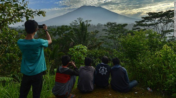 Thousands of people on the Indonesian island of Bali have been evacuated amid fears volcano Mount Agung could erupt for …
