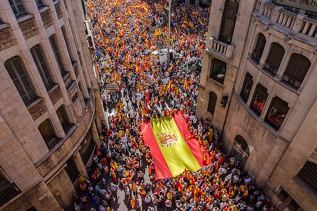 Around 250,000 anti-independence Catalans, and supporters from the rest of Spain, marched through the streets of Barcelona on Sunday to protest any moves for a breakaway state.