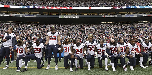 Houston Texans take a knee/credit: Good Black News