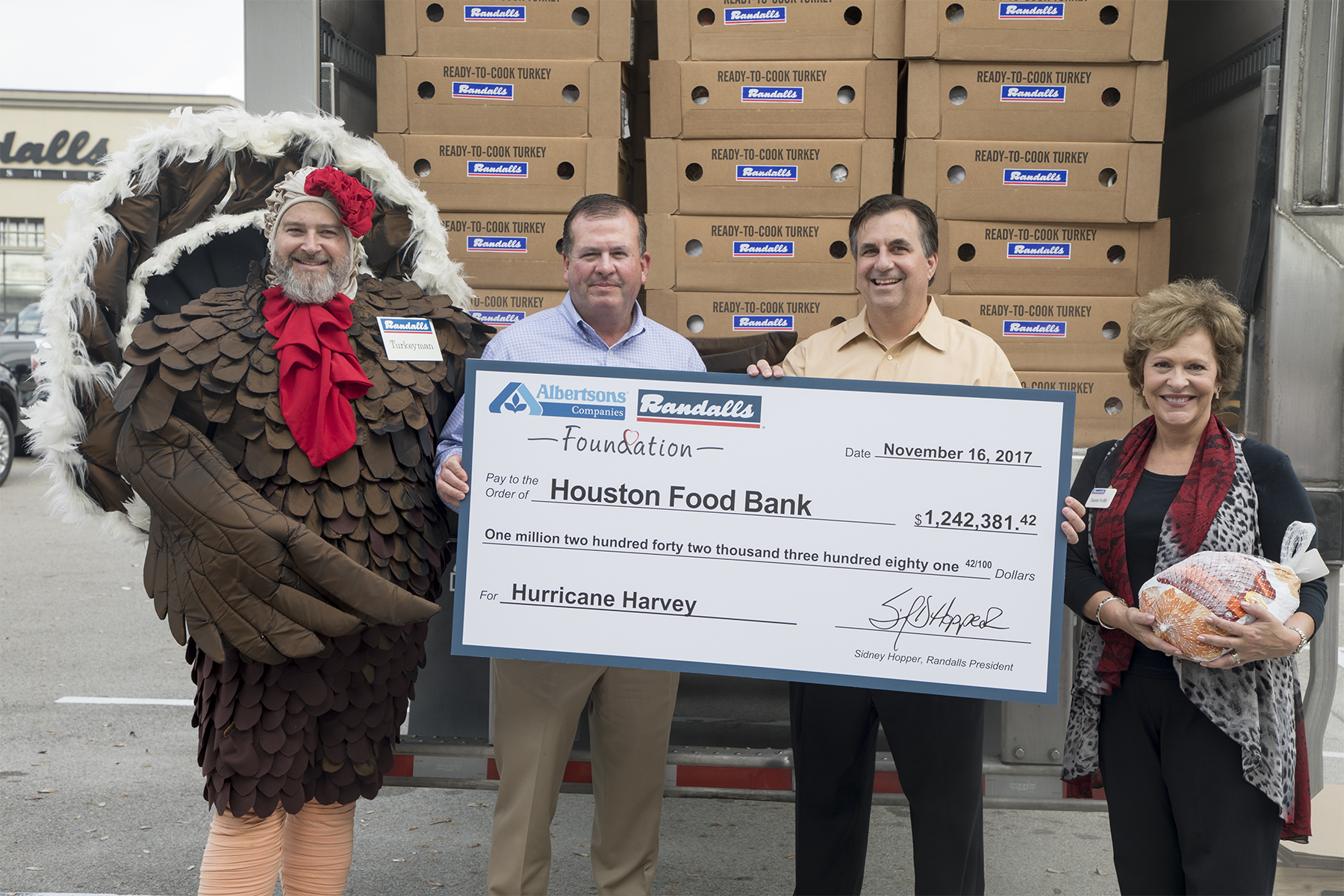 Randall s Donates 1 500 Turkeys And 1 24 Million To Houston Food Bank Houston Style Magazine 