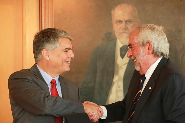 Enrique Luis Graue Wiechers, rector of Universidad Nacional Autonóma de Mexico, and Gregory Fenves, president of The University of Texas at Austin.