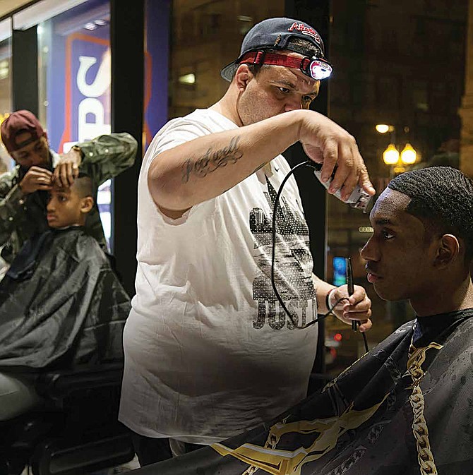 During the Chicago Elite Classic two-day basketball tournament,
Champs Sports hosted a space lounge where city and national
athletes experienced gaming on VR’s, pin-ball machines along
with complete haircuts and braiding.
Photo Credit: Champs Sports