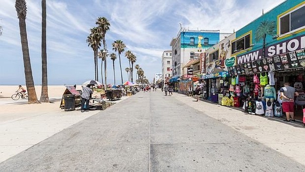 A picture of the Venice boardwalk in California.
