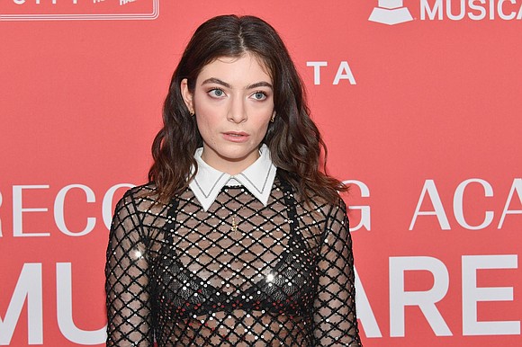 Lorde has offered an apology after she was roasted for joking about Whitney Houston and a bathtub. The 21-year-old singer …