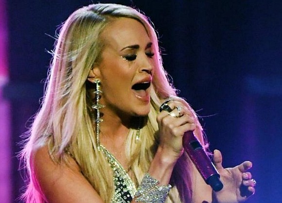 Carrie Underwood gave her first public performance since an accident in November left her with a broken wrist and a …