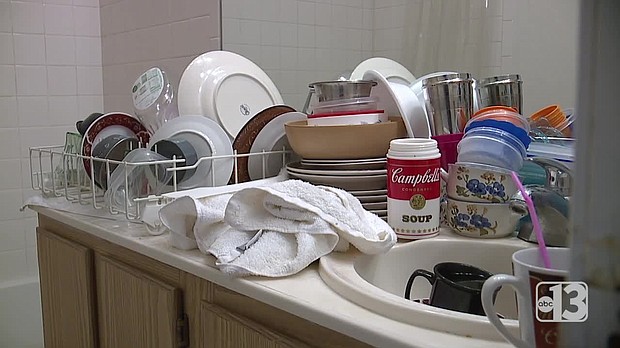 A Las Vegas woman desperate for running water is cleaning dishes in her bathtub./Source:	KTNV