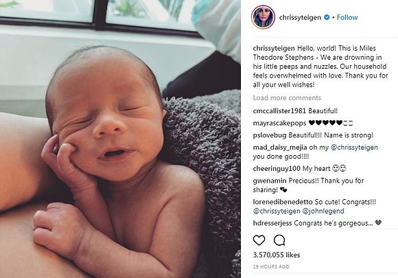 The world has finally gotten a glimpse of a new Legend. Chrissy Teigen shared a photo of her and John …