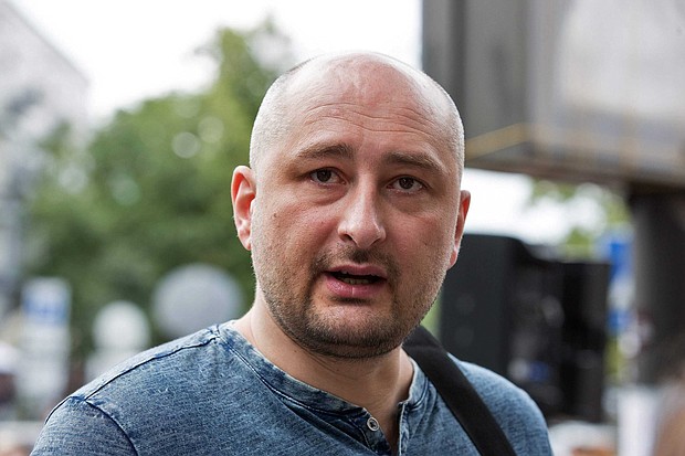 	A Russian journalist and Kremlin critic, reported to have been shot dead in Ukraine, has appeared alive at a news conference.