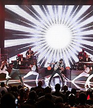 Bell Biv Devoe, Ronnie DeVoe, Michael Bivins, Ricky Bell Perform