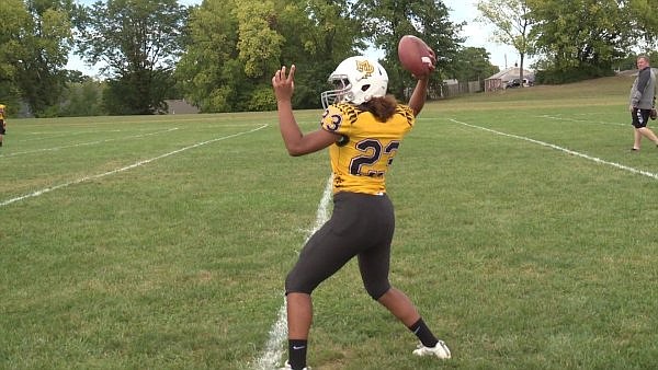 Maple Park Middle School starting quarterback Neveah Spillman (photo via fox4kc.com)