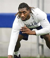 Mo Alie-Cox practicing