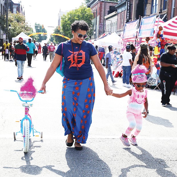 Jessica Couser and her daughter, Riley, 4, enjoy the music and the art along with families and people of all ages at the 2nd Street Festival. (Regina H. Boone/Richmond Free Press)