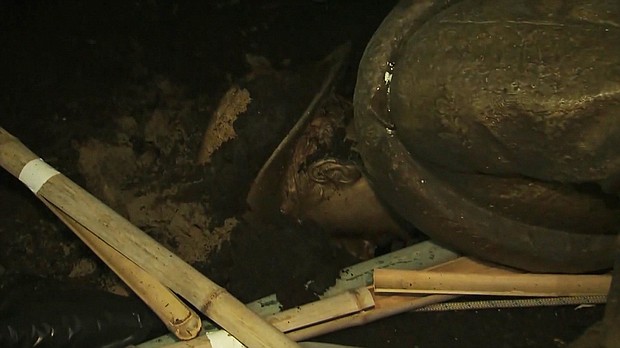 UNC students knock down Silent Sam Confederate statue