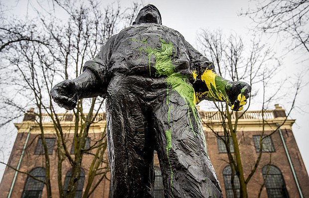 The 'De dokwerker' statue, commemorating the strike against the German occupation during WWII, was covered with yellow and green paint by rival supporters.