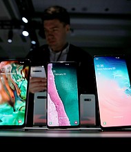 Samsung's warning highlighted the difficulties the smartphone industry and its supply chain are experiencing.