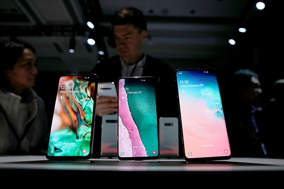 Samsung is warning investors that 2019 is off to an even gloomier start than it feared.