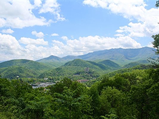 Wanting a relaxing getaway weekend? Gatlinburg's Smoky Mountains are calling!