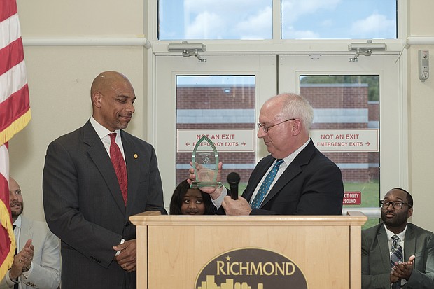 Oliver Hill Day/Lamont K. Barnes, left, program coordinator with the Richmond Department of Justice Services, receives the Unsung Hero Award from attorney James M. Nachman during the 22nd Annual Oliver Hill Day on May 10 at the Oliver Hill Courts Building. The theme: “Free Speech, Free Press, Free Society.” The event honors the memory of Mr. Hill, a lawyer and civil rights icon whose successful legal battles against racial discrimination helped end the unconstitutional doctrine of “separate but equal.” (Regina H. Boone/Richmond Free Press)