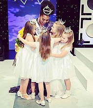 Miss Texas 2019 Chandler Foreman with the little princesses/photo by BluDoor Studios