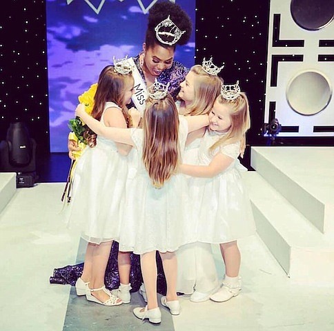 Miss Texas 2019 Chandler Foreman with the little princesses/photo by BluDoor Studios