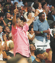 An appreciative crowd at the Norfolk Scope. (photo by Randy Singleton)