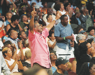 An appreciative crowd at the Norfolk Scope. (photo by Randy Singleton)