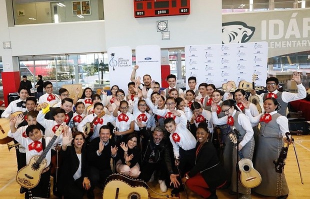 Becky Villaescusa, Joe Ávila, Karina Banda, Pedro Capó and Ms. Melinda Jean-Baptiste with the students at the Latin GRAMMY® In The Schools event in Chicago 

Credit: The Latin Recording Academy/Photographer: Jeff Schear/Getty Images