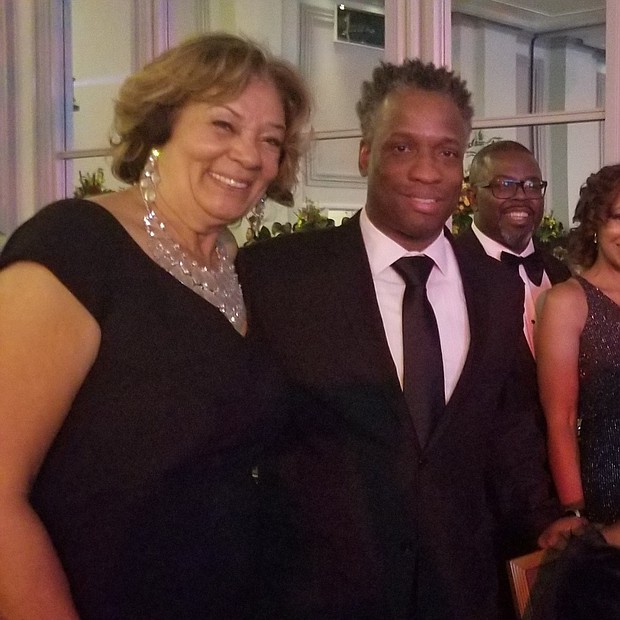 Pictured Left to right: Carolyn Palmer, State Fasrm Agent Darren Tillis; WVON Morning Show Host Maze Jackson; MWRD President, Kari K. Steele; State Farm PAS; Lisa Cooper; StateFarm Agent Lori Hayes-
Shaw, Verizon Dir. of CE Steven E. Shaw. Seated: Sherrell Tilllis, Will Count Top Ladies