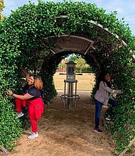 Jo-Carolyn and Totally Randie at Buffalo Bayou Park_photo by Swanky Maven